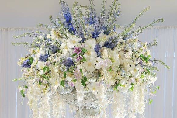 Another inspiration piece dripping with exquisite white wisteria