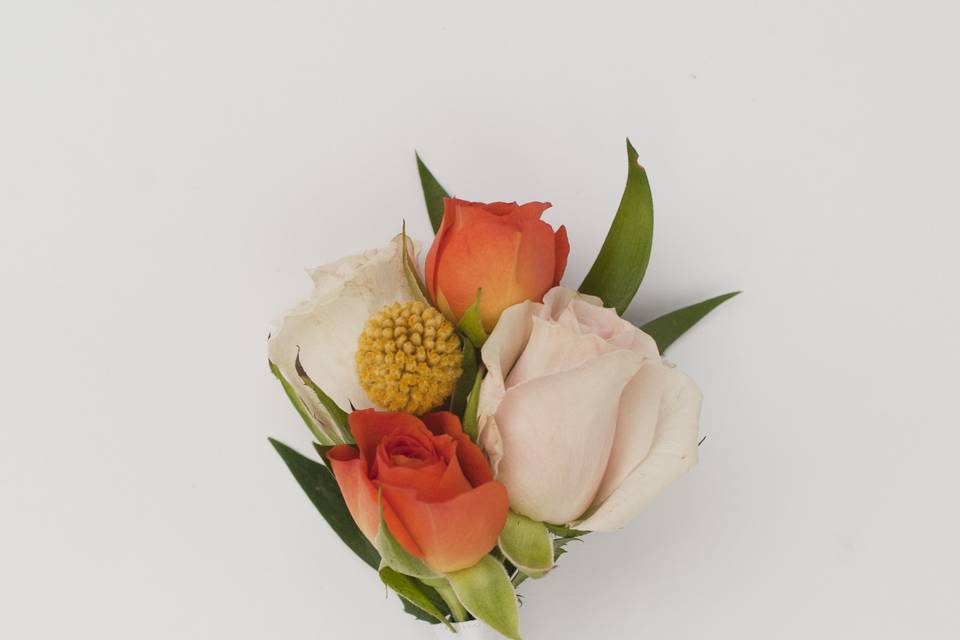 Bright &cheerful boutonniere