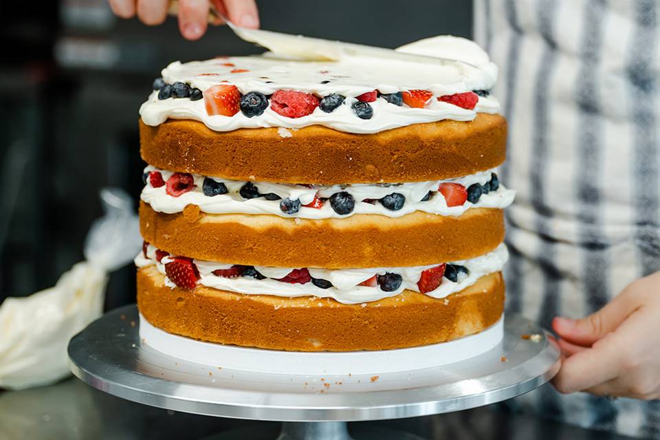 Vanilla cake with berries