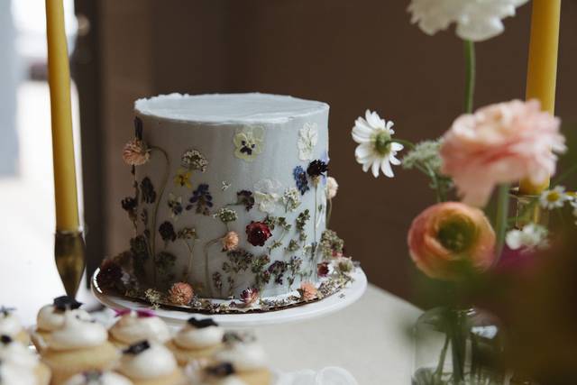 Dried flower chocolate cake