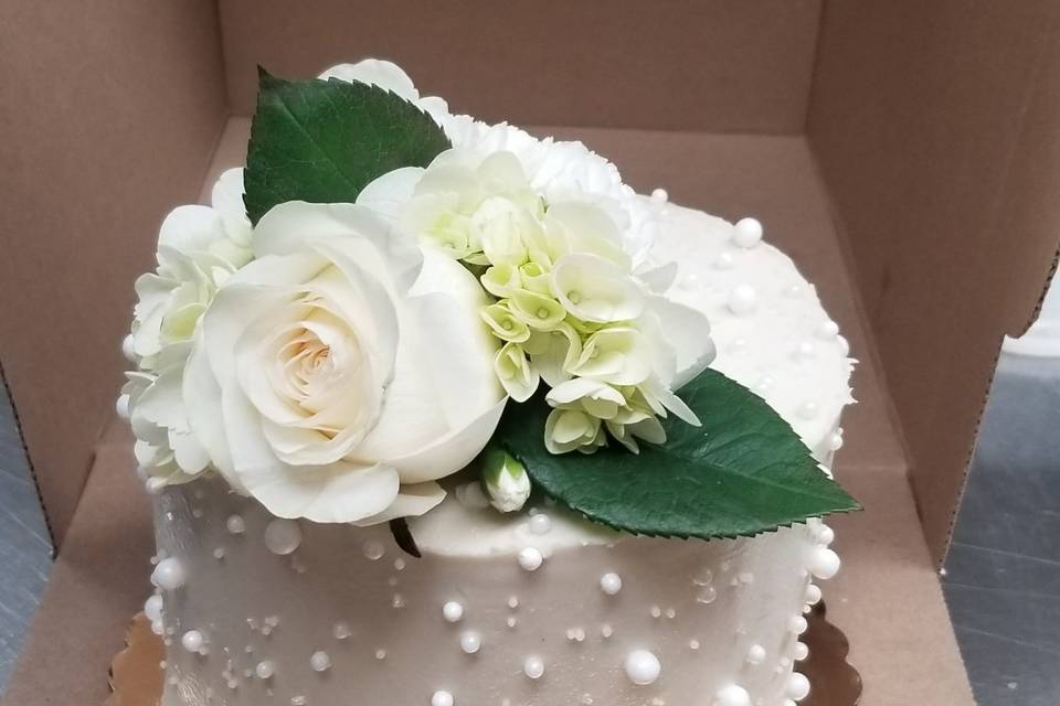 3 layer pearl cake w roses