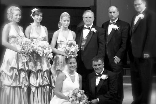 Couple with bridesmaids and groomsmen