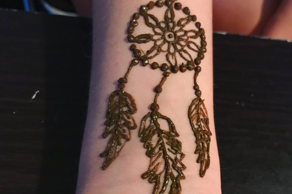 Party henna arm creation