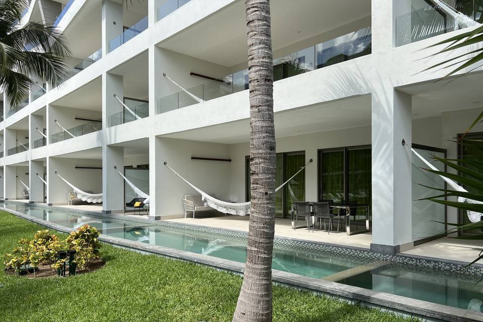 Swim up suites