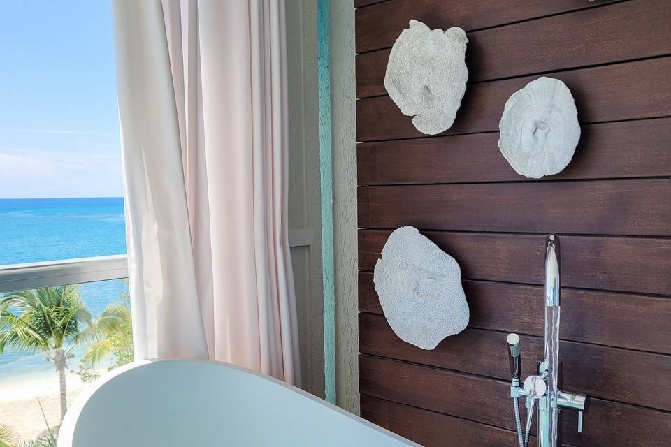 Balcony soaking tub