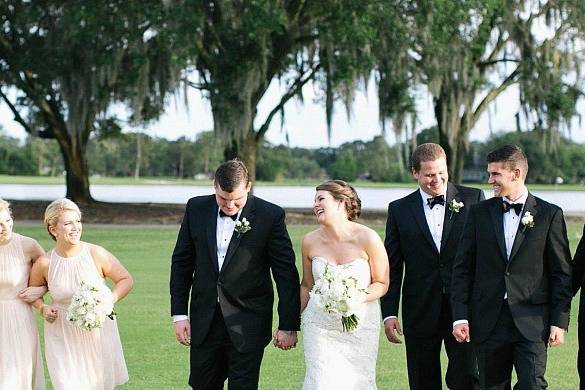 Newlyweds with the bridesmaids and groomsmen