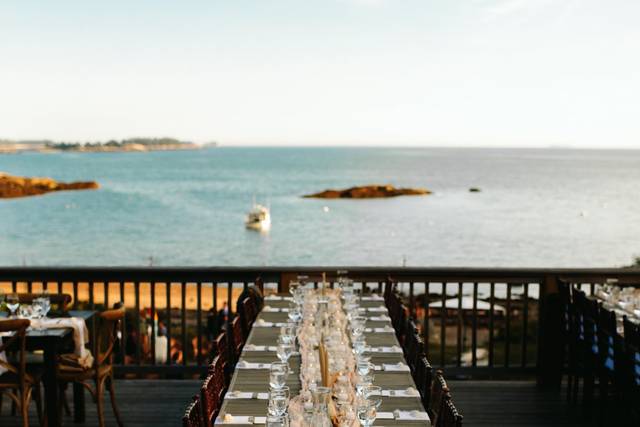 Coastal table setting