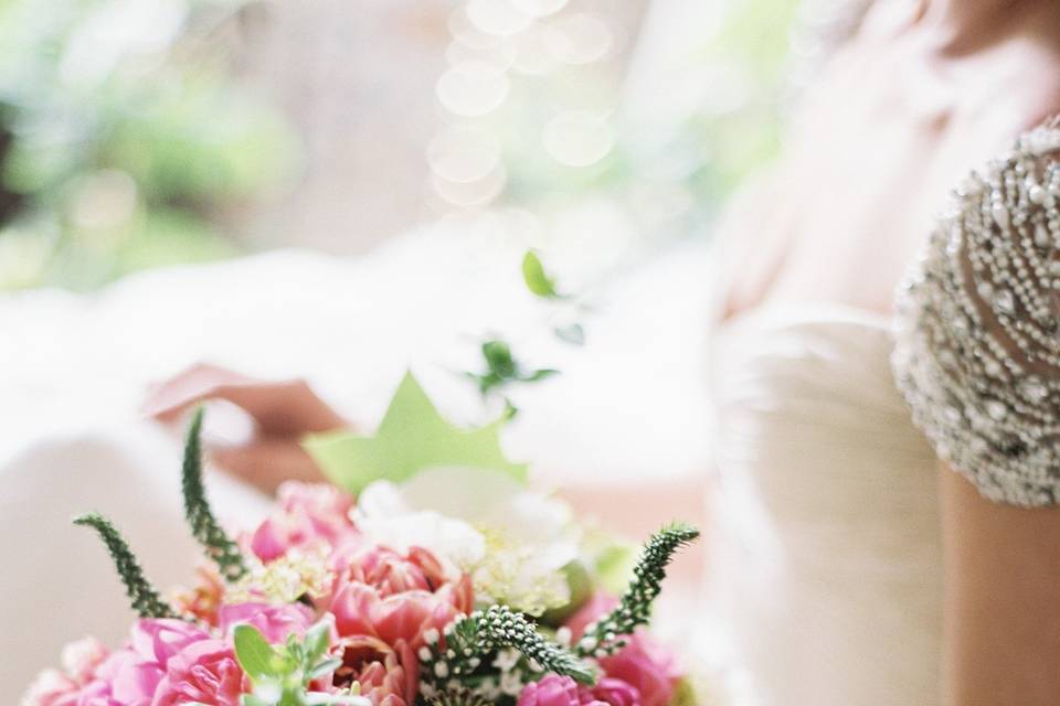 Sahara roses, candy bianca roses, green seeded euc, and scabiosa pods were used to create this design. Photography by Anne Roberts.