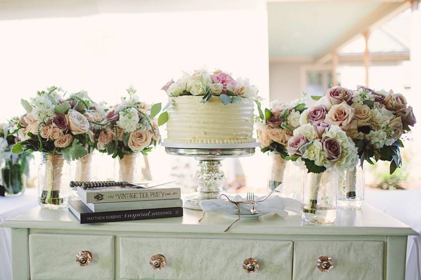 Flower toppings for wedding cake