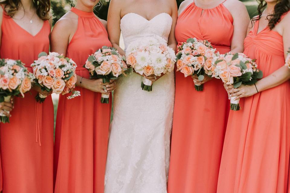 Peach bouquet for bride and bridesmaids