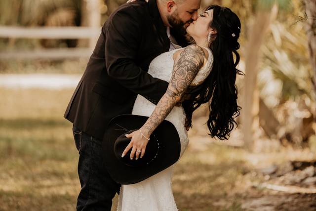 Kiss, cowboy hat