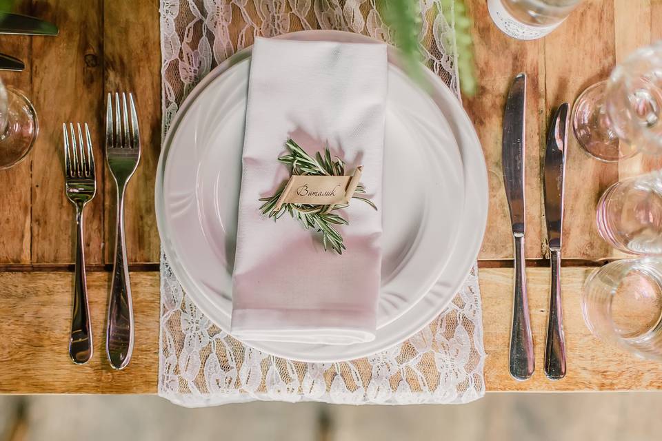 Table setting, cutlery and napkin