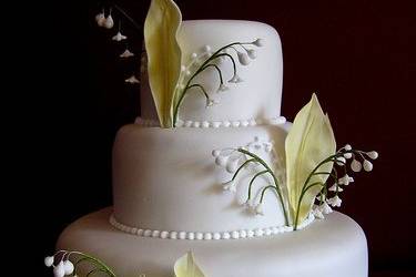 Wedding cake with a touch of yellow