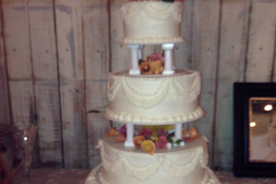Wedding cake with a touch of yellow