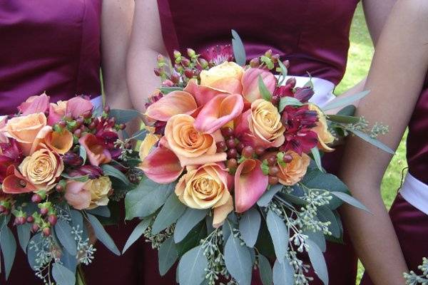Warm tone bouquet of calla and roses