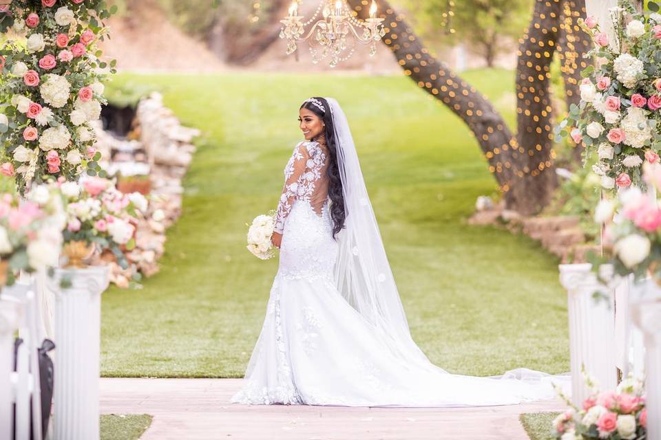 Los Willows wedding arch