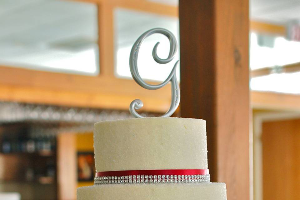 Sleek and glamorous holiday wedding cake