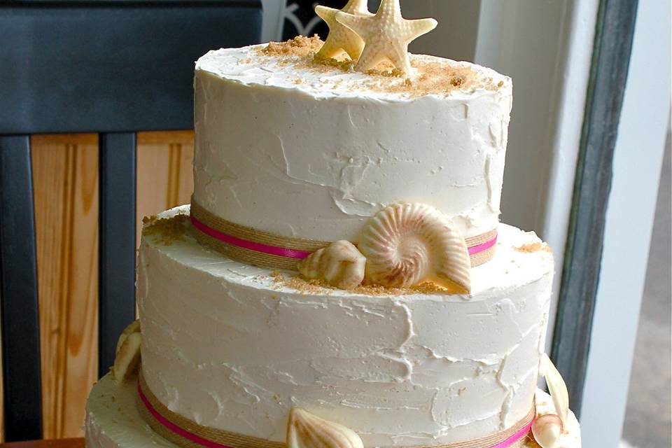 Relaxed beach cake with white chocolate seashell decorations