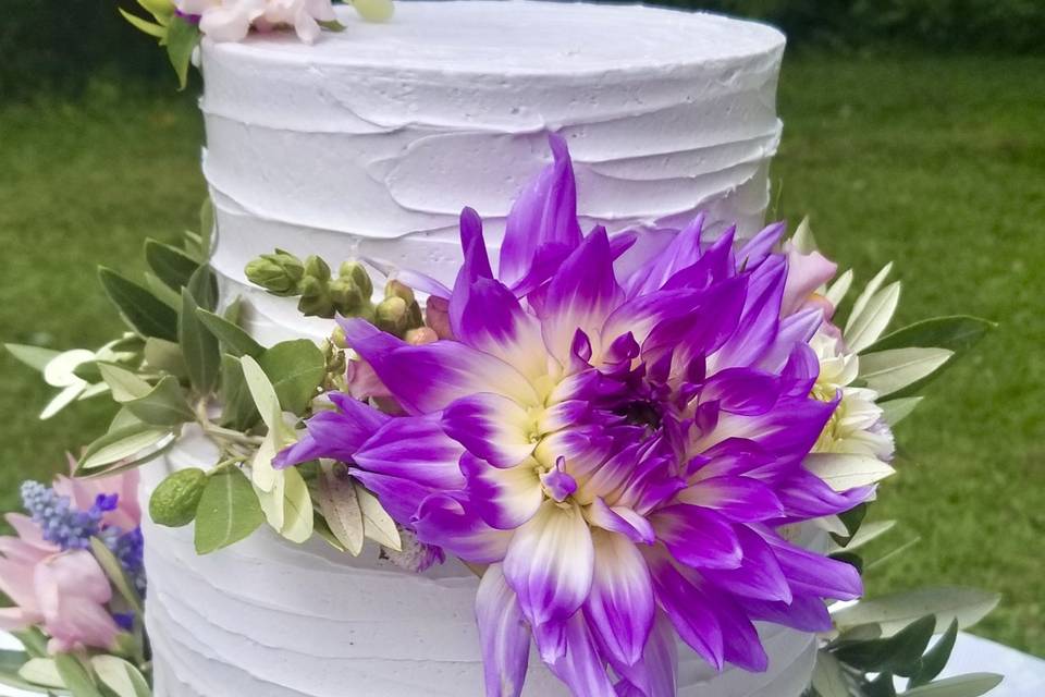 Purple wedding cake w greenery