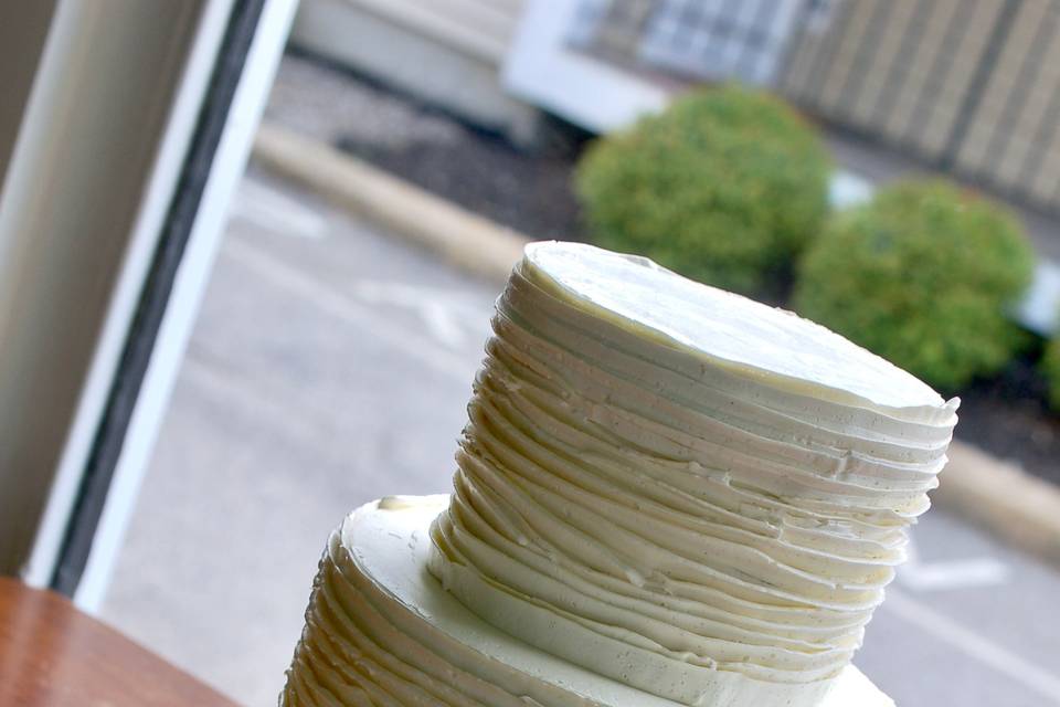 Piped ridges on tiered cake