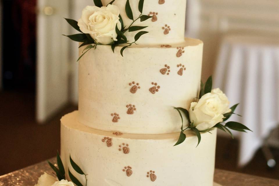 Dog Prints up side of cake