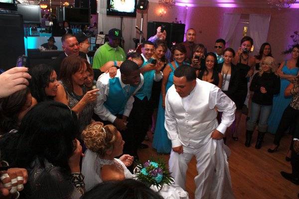 Kenny Q made gathered all of the guests around to have a good view of the Garter removal.