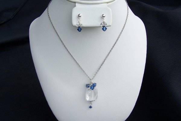 Lady Diana - Attendant's Set
Beautiful and simple set with rock crystal quartz and sapphire satin blue Swarovski crystals on sterling chain and lobster clasp.