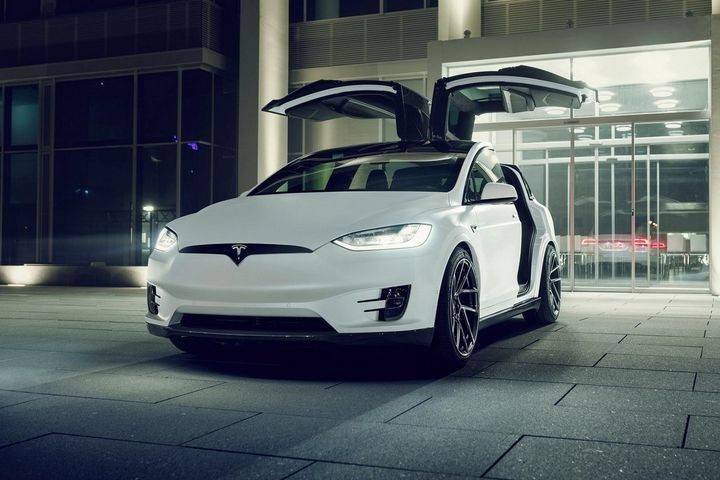 Tesla limousine service