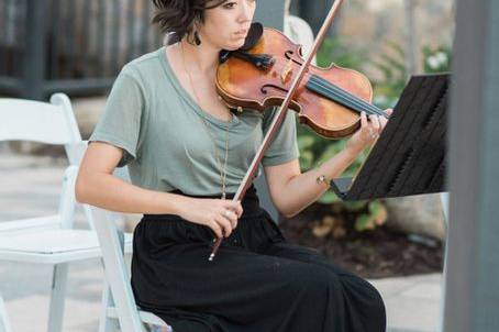 Violinist at outdoor wedding