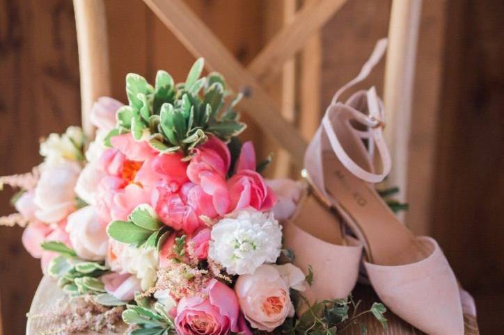 Bouquet of pink, white and peach flowers