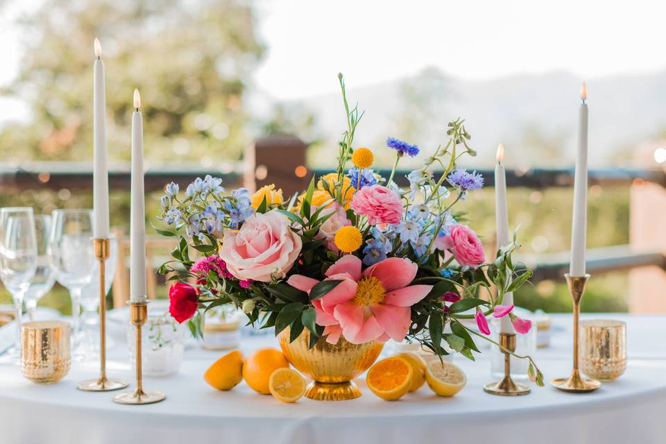 Poppy's Picks: 10 Dreamy Wedding Flower Settings for Couples