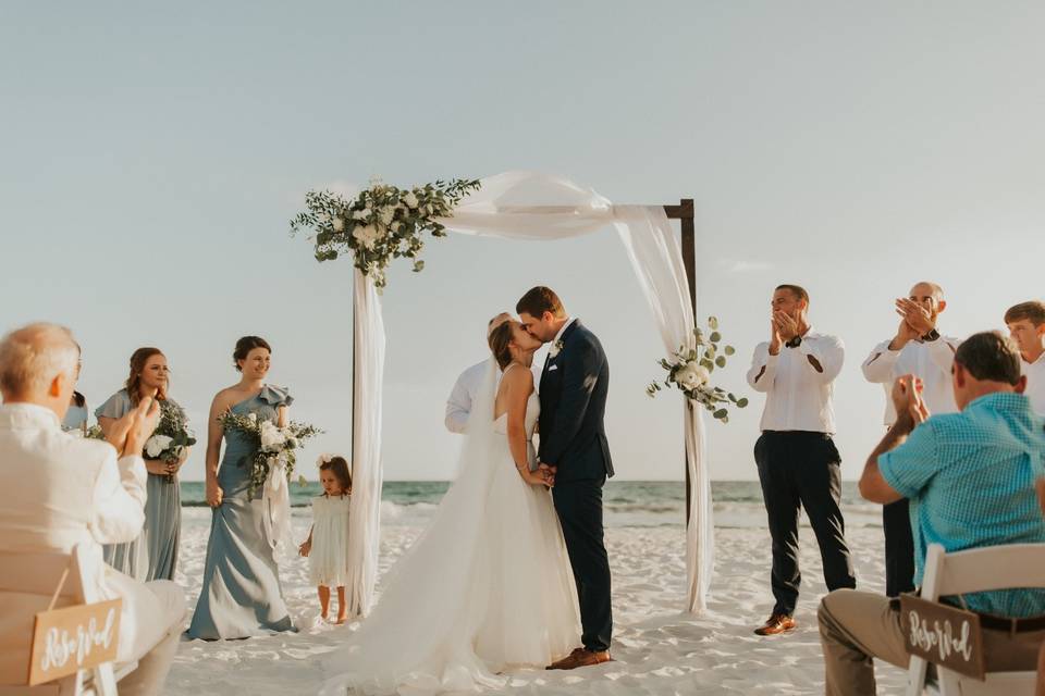 Beach altar - Sarah & Paul Photography