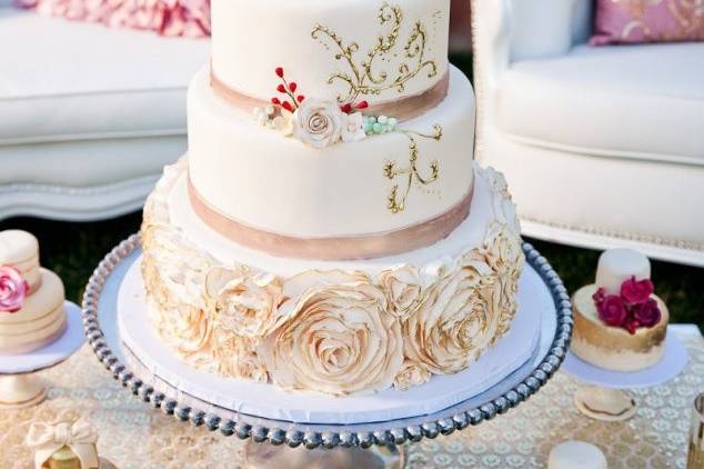 Four tier wedding cake with peach lining