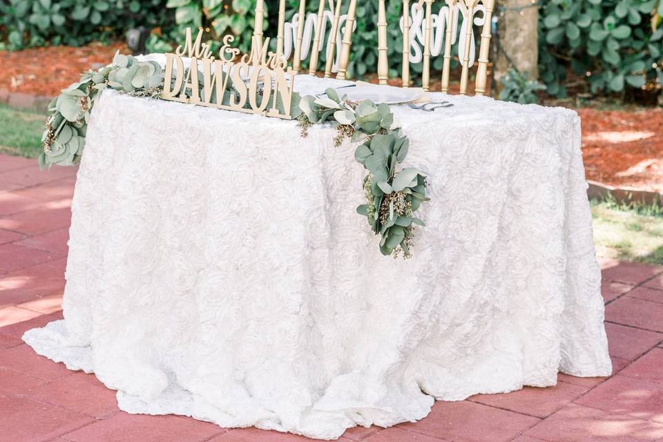 Halfmoon sweetheart table