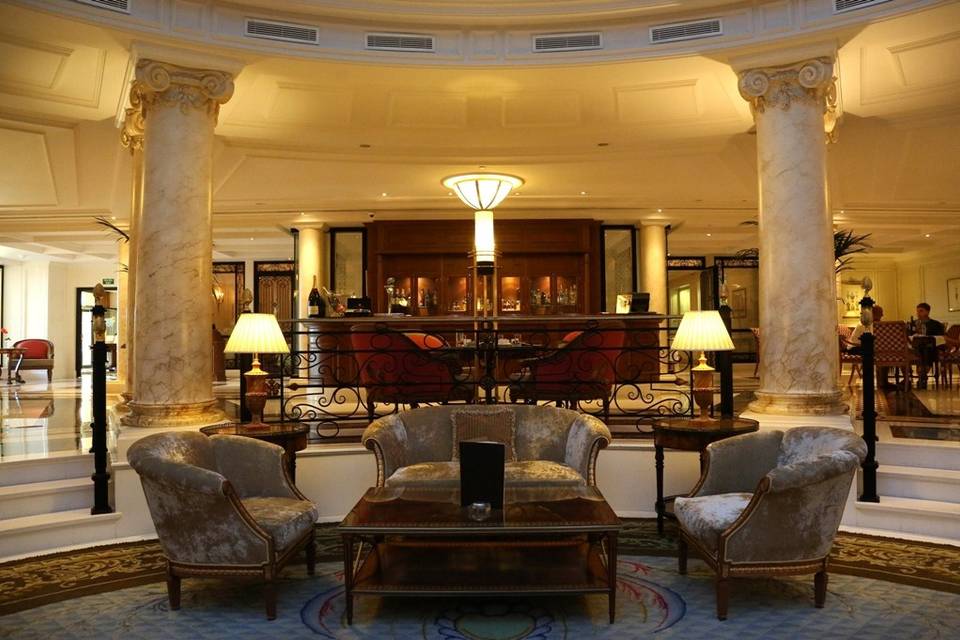 Our lobby bar sits in front of our two restaurants and welcomes you to enjoy a drink in the setting of the original palace.