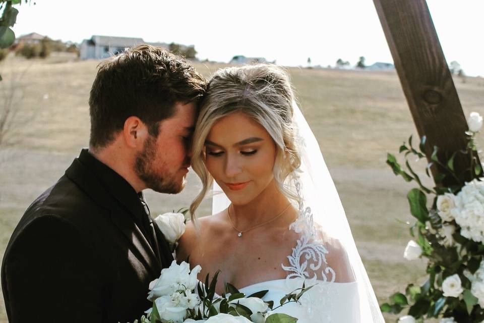 White elopement bouquet