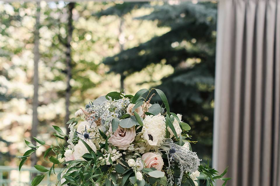 White & pink table arrangement