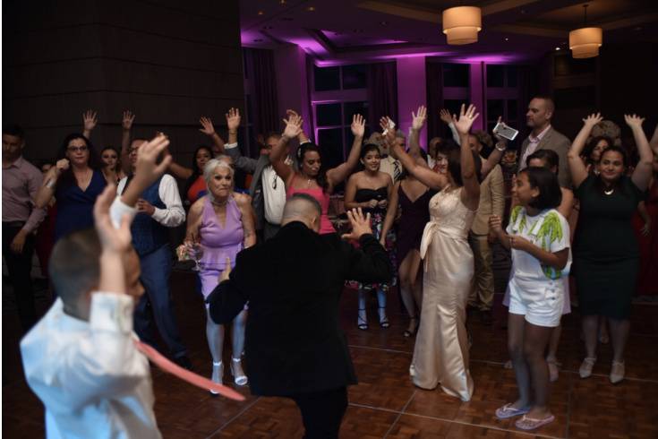 Put yo hands up