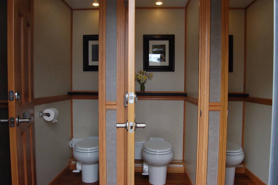 eros luxury restroom trailers
