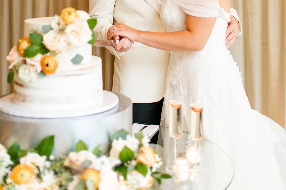 A kiss by the wedding cake