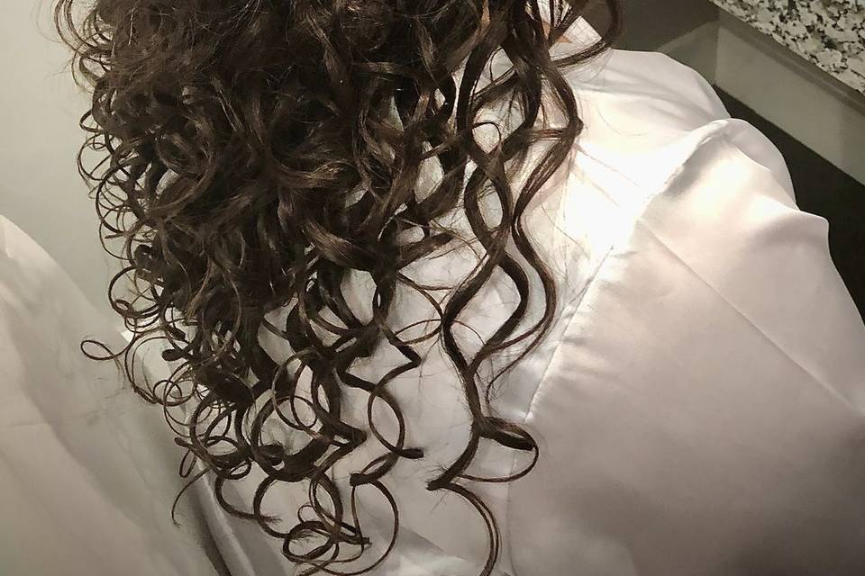 Shiny half-up curls