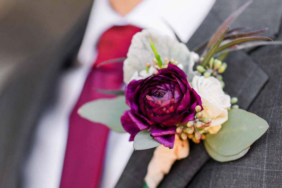 Groom's suit and boutonniere
