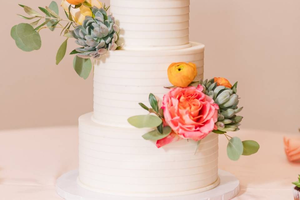 Wedding cake with coral colors