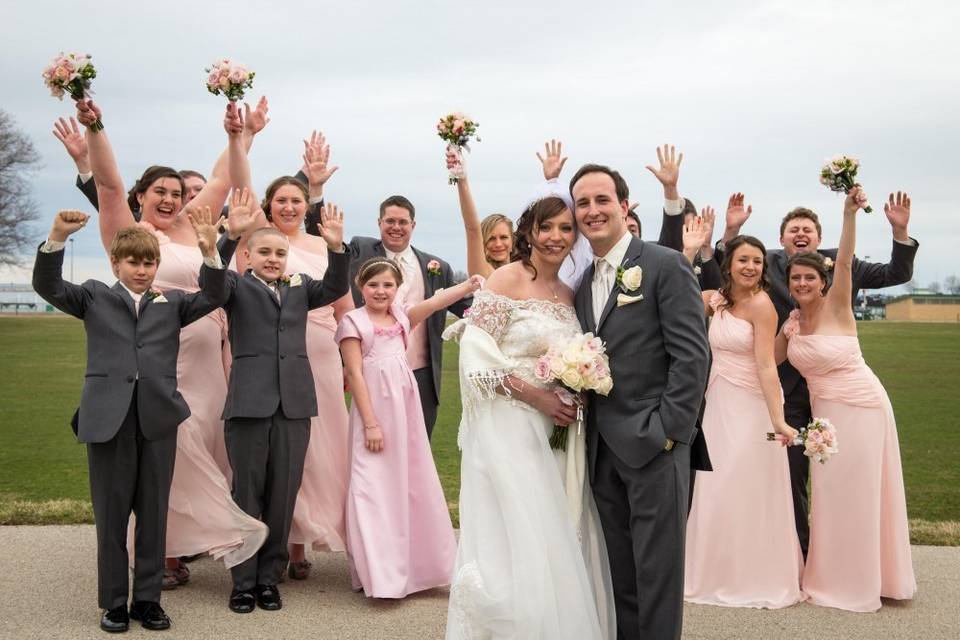 Couple with bridesmaids and groomsmen