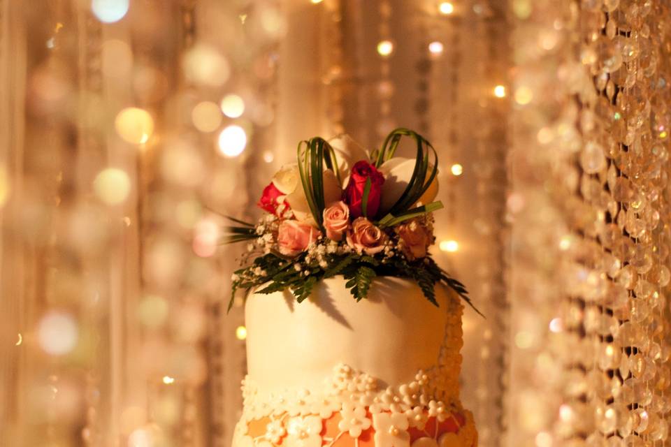 A glamorous wedding cake