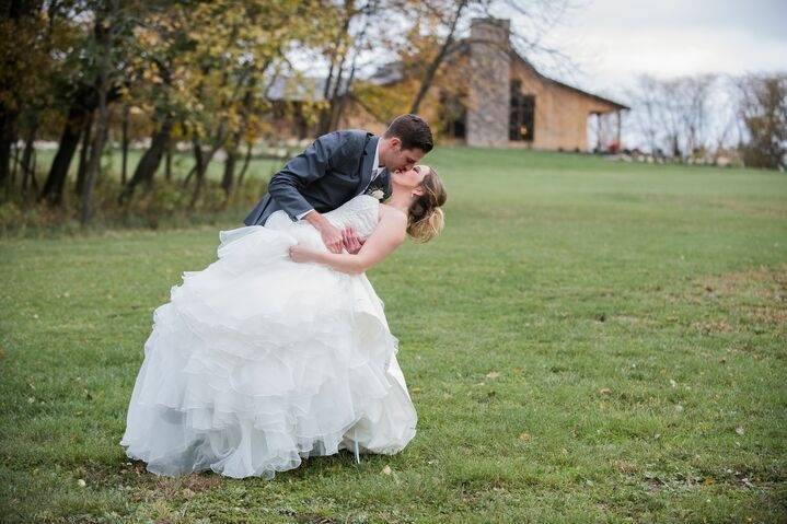 Outdoor bride & groom