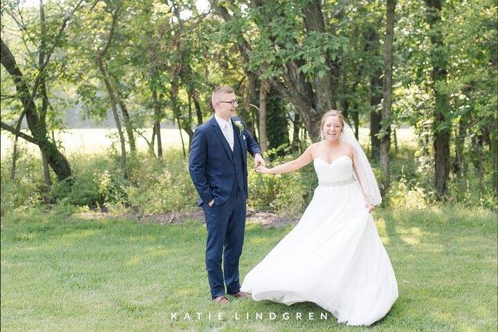 Outdoor bride & groom