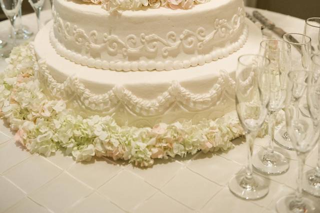 by KB – Wedding Cakes Extraordinaire