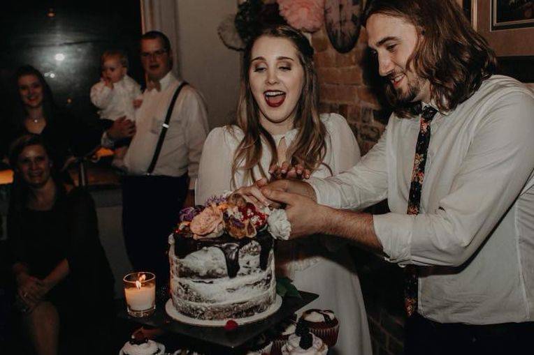 Couple's cake cutting