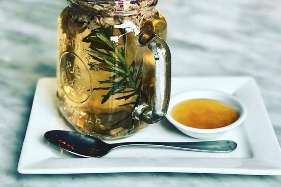 Tea in a mason jar